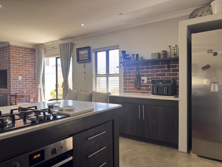 6 Bedroom Property for Sale in Sunset Estate Western Cape